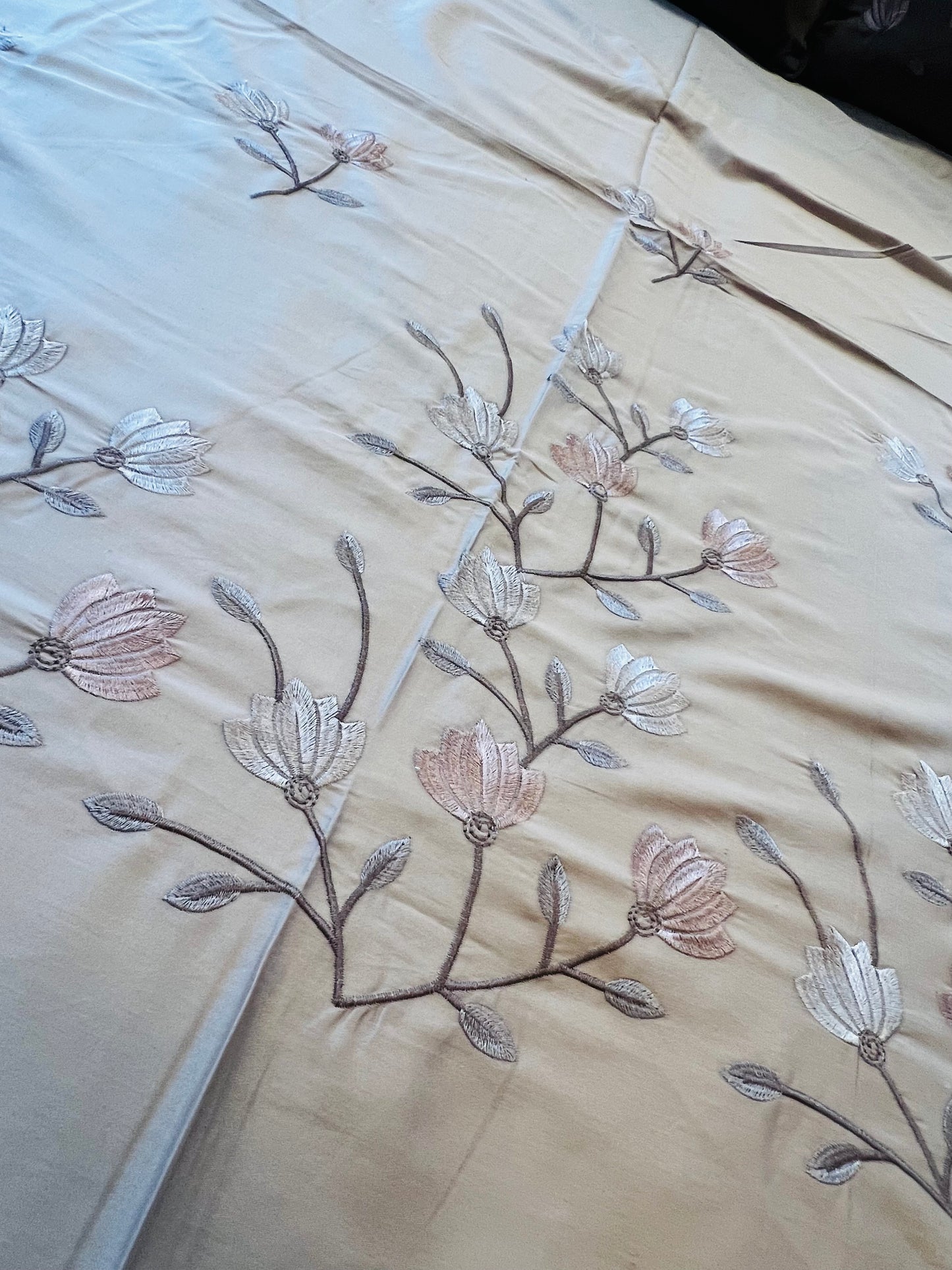 EMBROIDERED BEDDING SET