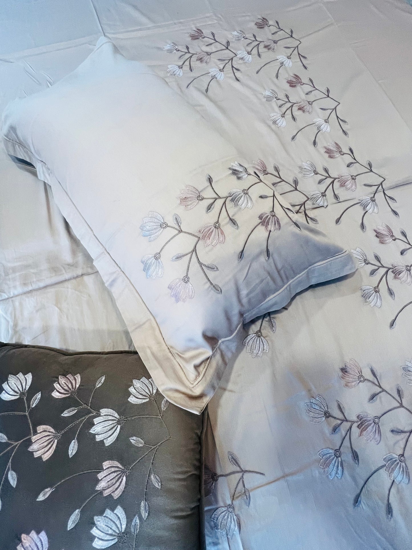 EMBROIDERED BEDDING SET