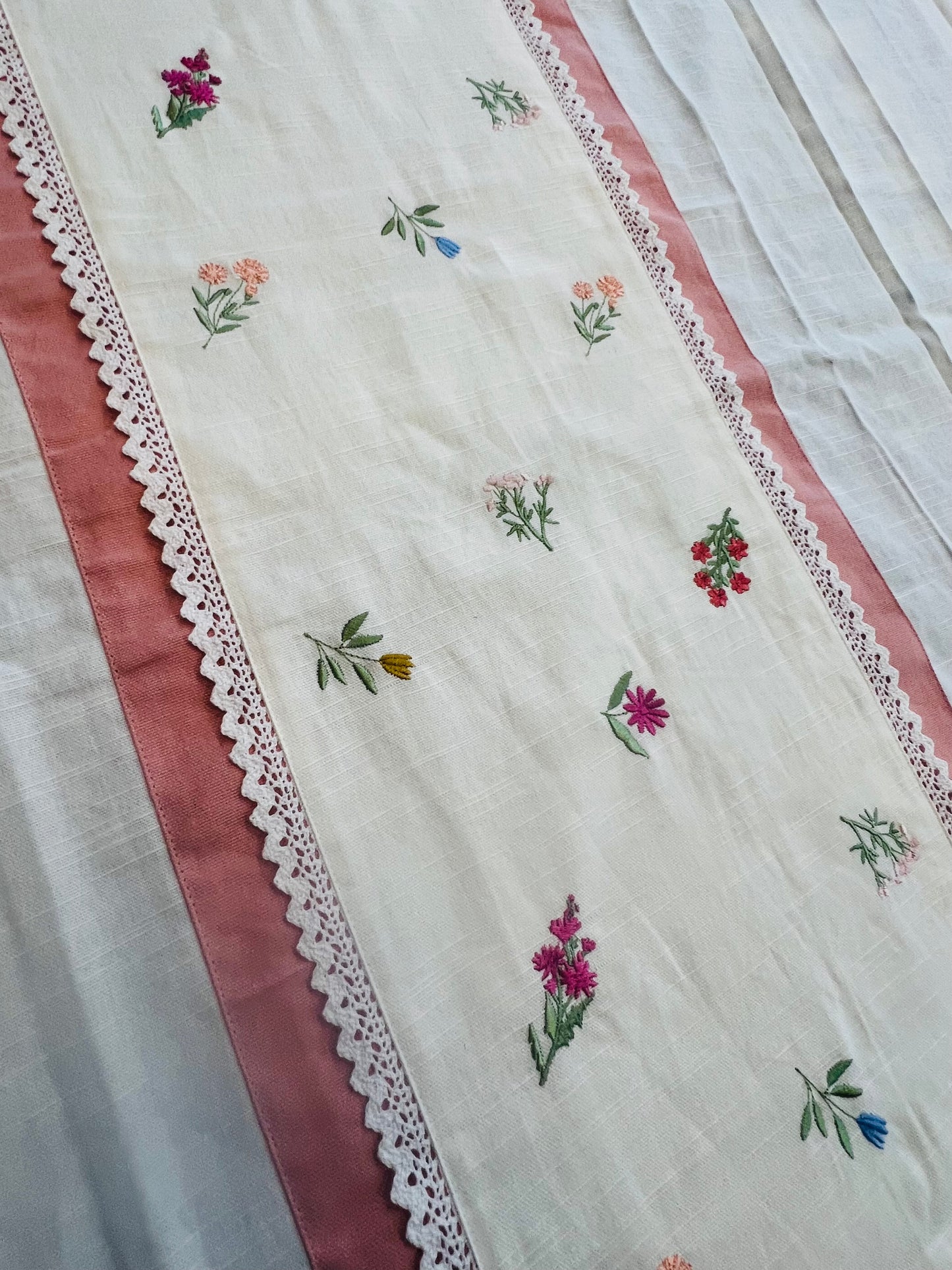 White Embroidered & Lace bedshee